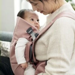 BabyBjörn Mini Cotton Draagzak -Joolz Verkoop babybj rn mini cotton draagzak oudroze 2
