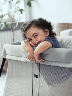 BabyBjörn Reisbedje Light Mesh -Joolz Verkoop babybj rn reisbedje light mesh 4